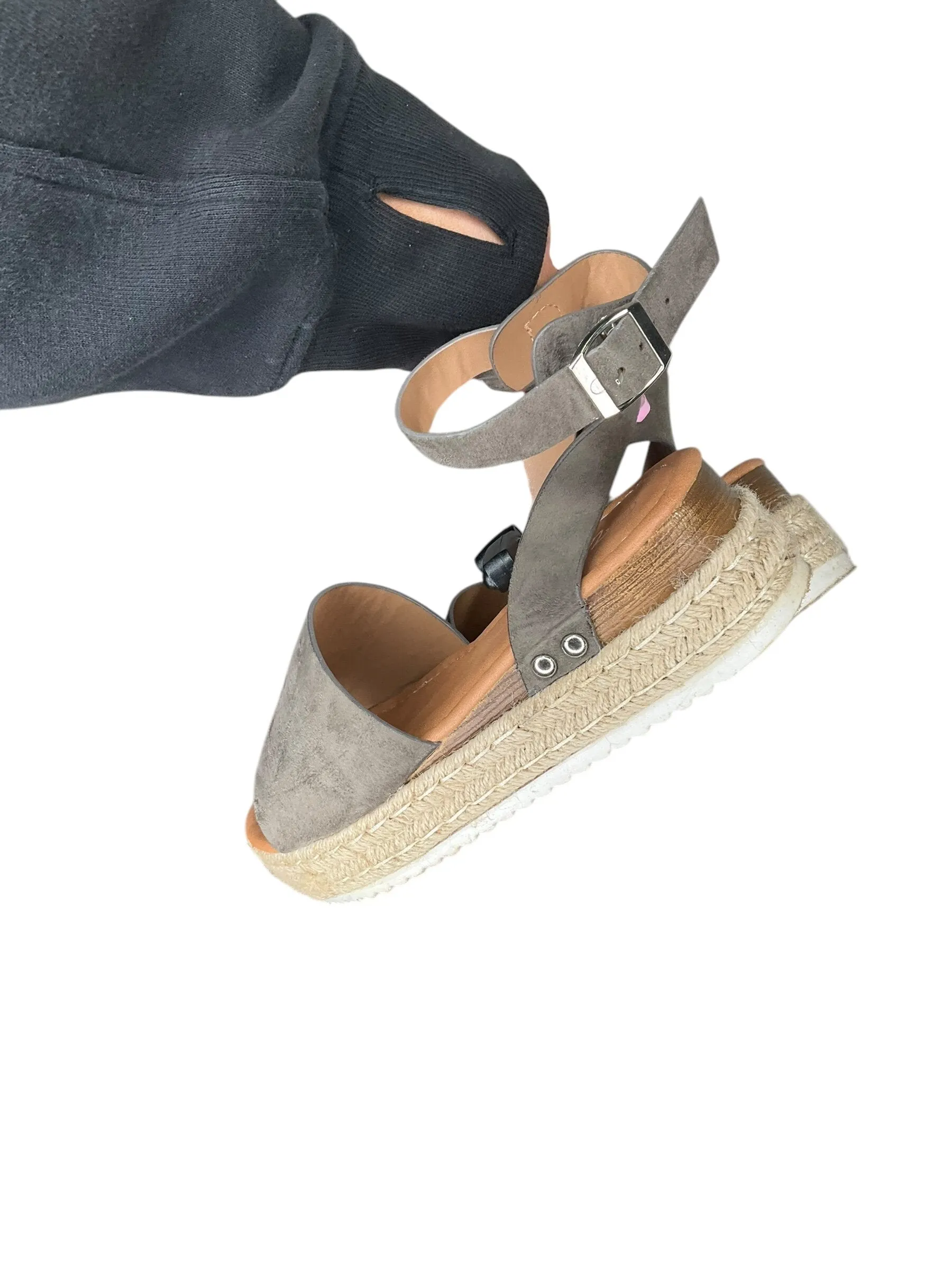 Sandals Flats By Clothes Mentor  Size: 7.5