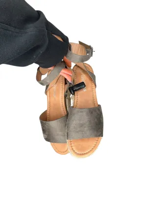 Sandals Flats By Clothes Mentor  Size: 7.5