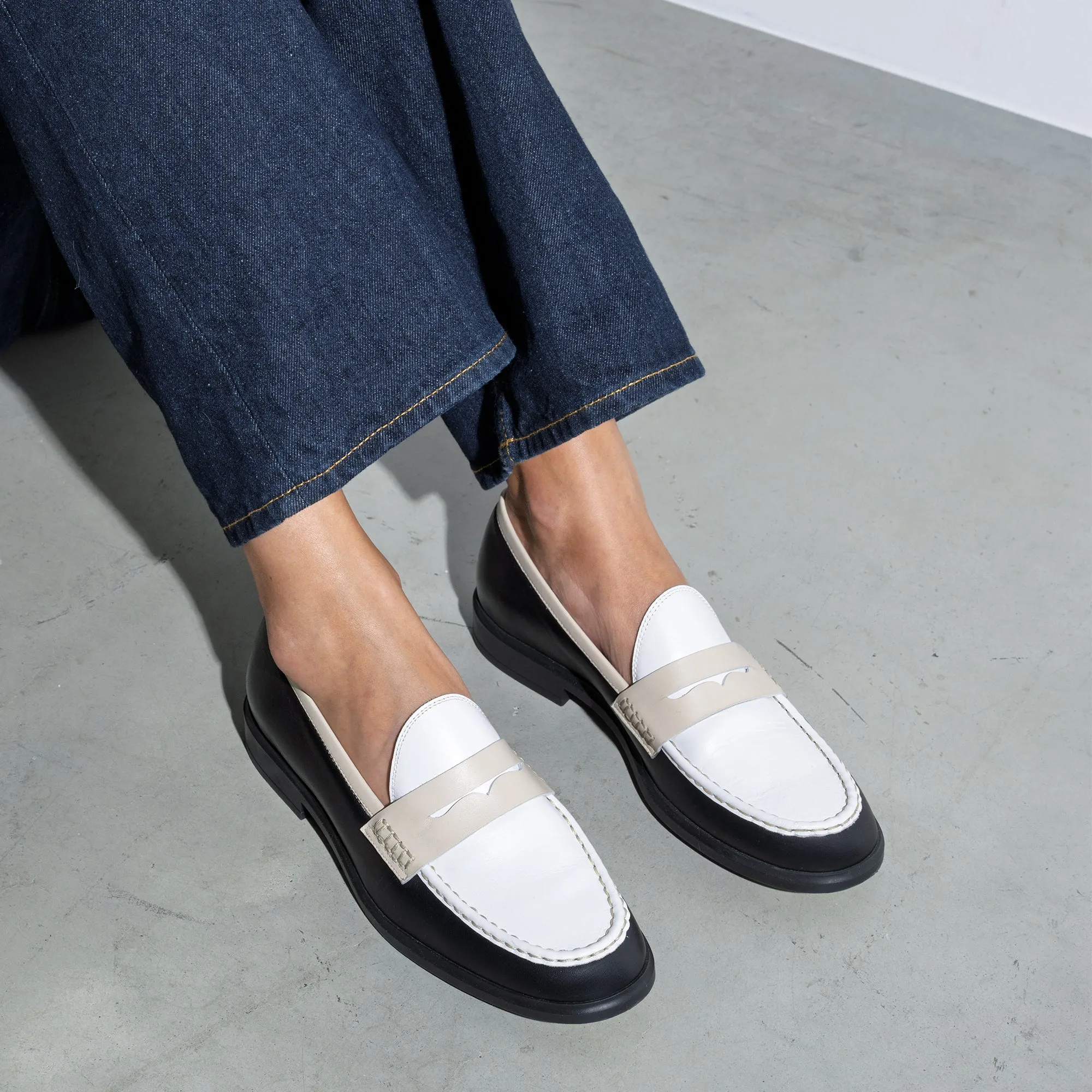 Vendôme Blandine black and white calfskin leather loafers with cream details